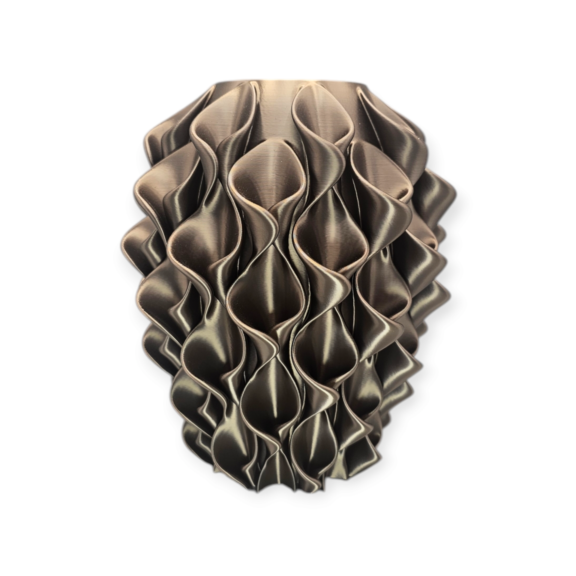 Een donkergrijze 3D-geprinte vaas met een herhalende, verticale, bloembladachtige textuur en een organische, geschulpte vorm.