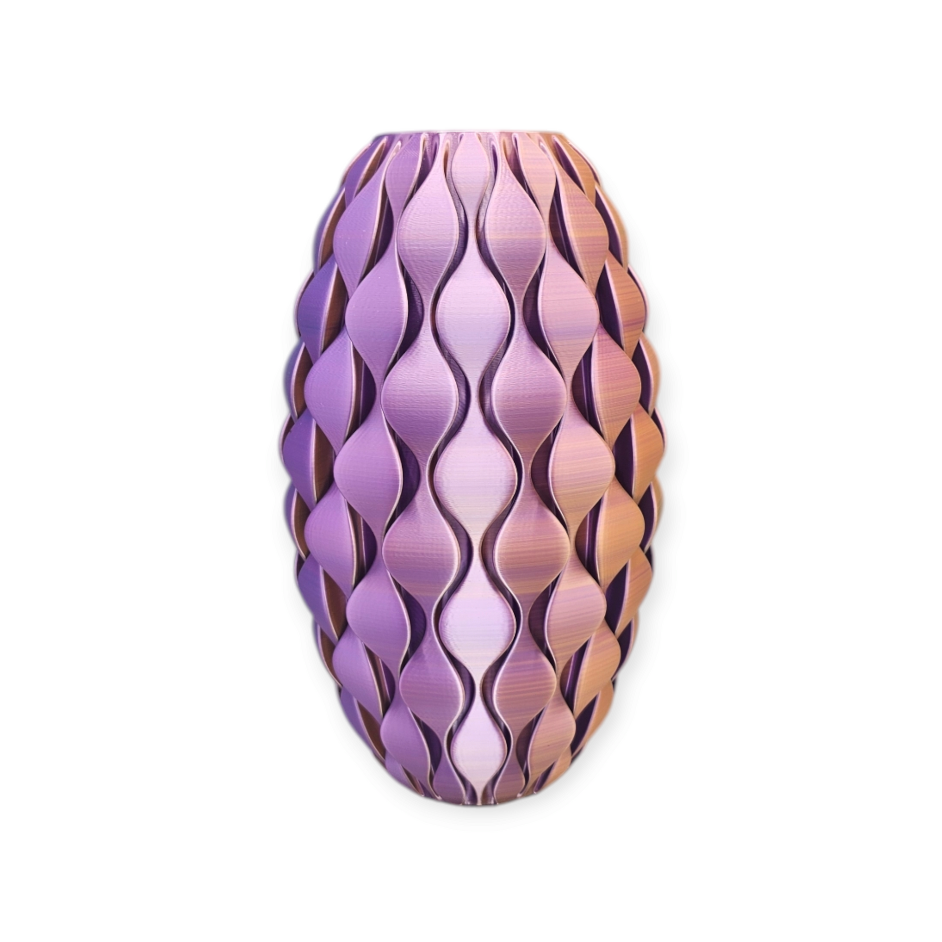 Een ovaalvormige, 3D-geprinte vaas met een verticaal, herhalend golfpatroon, waarvan de kleur overgaat van paars naar perzik.