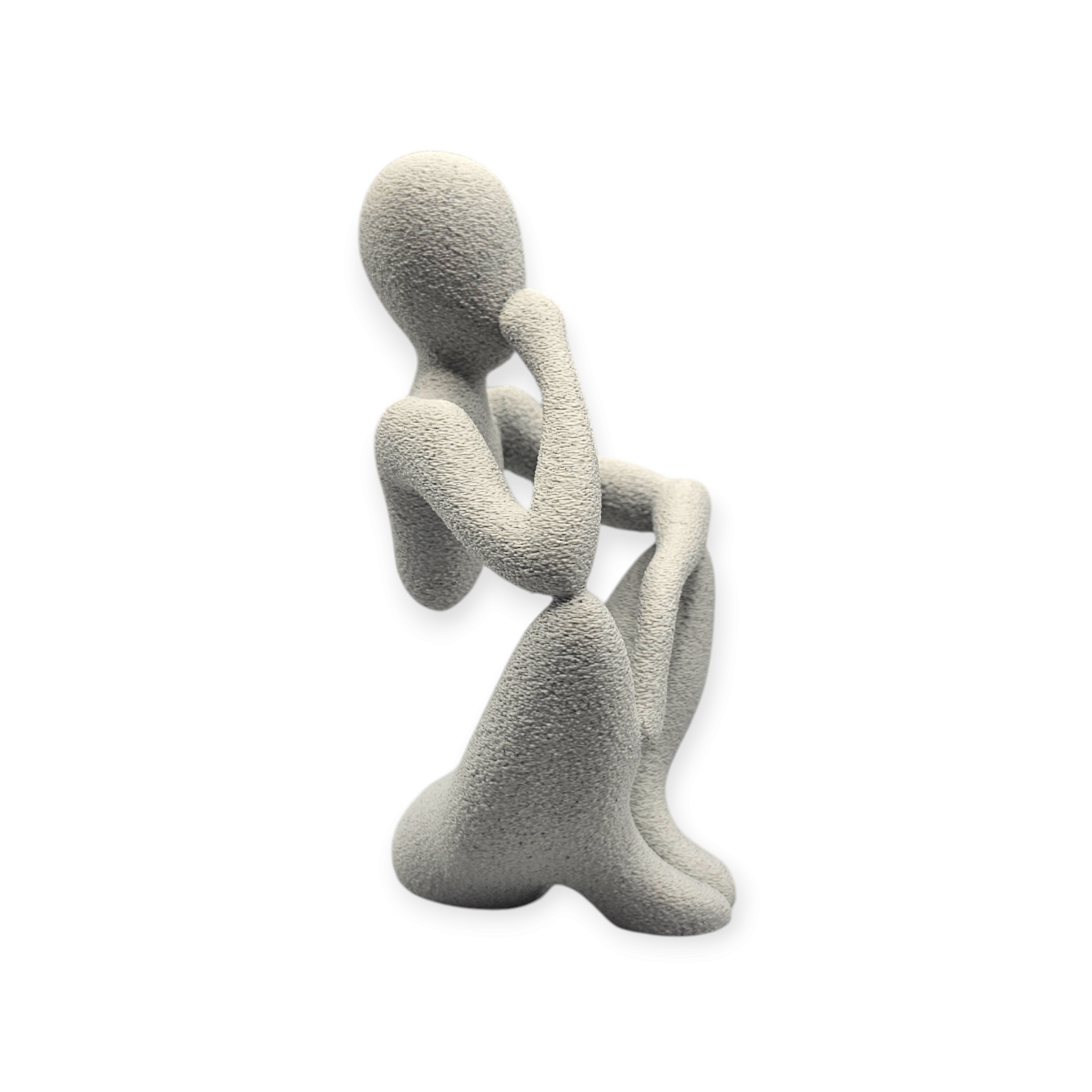 Een ruw, minimalistisch beeldhouwwerk met een steenachtige textuur, voorstellende een zittende figuur met één hand peinzend tegen de kin.