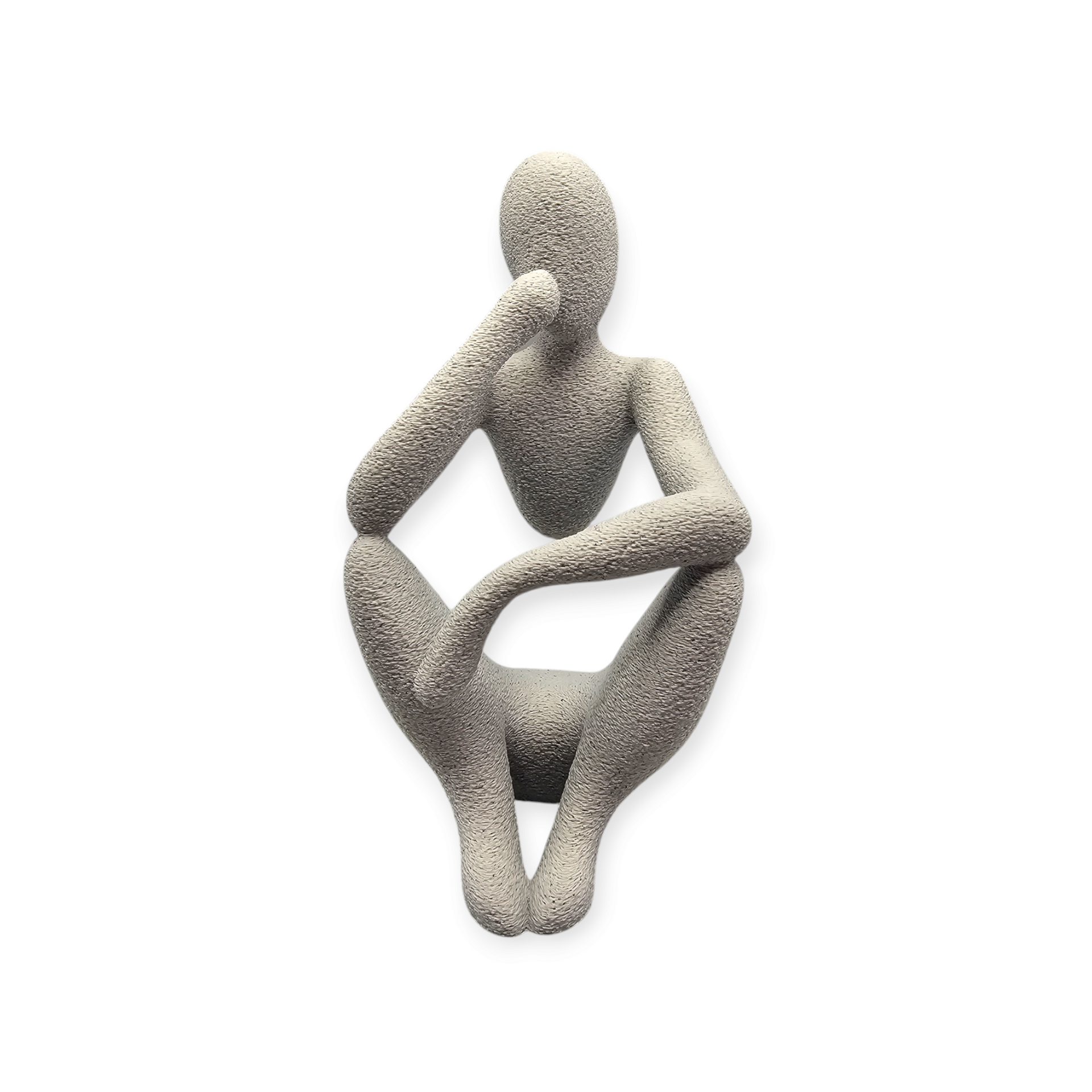 Een ruw, minimalistisch beeldhouwwerk met een steenachtige textuur, voorstellende een zittende figuur met één hand peinzend tegen de kin.