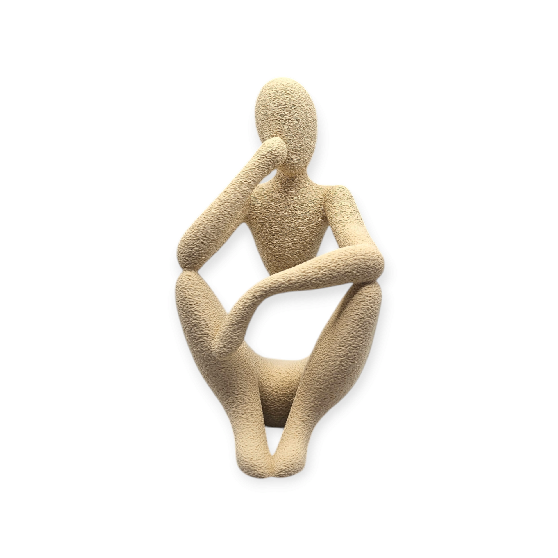 Een minimalistisch, zandkleurig beeldhouwwerk van een gezichtsloze figuur in een zittende, contemplatieve houding, met één arm rustend op een knie.