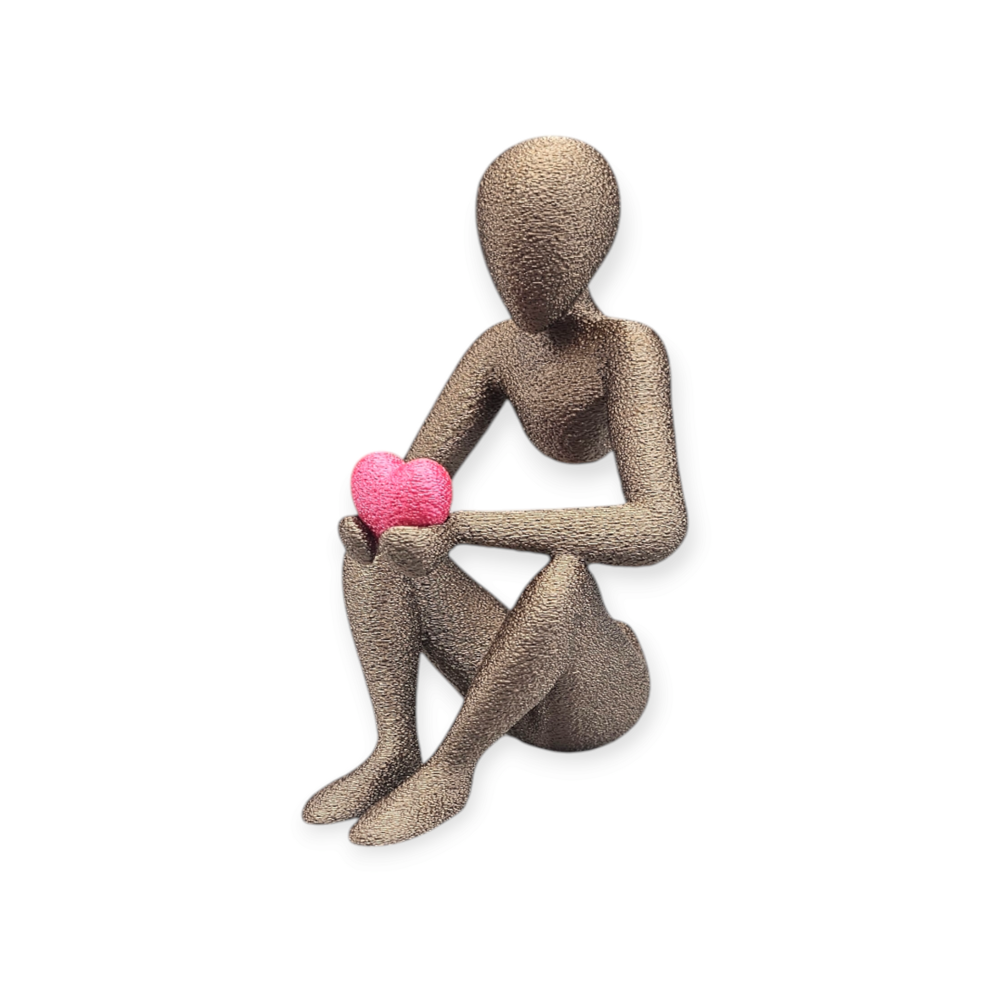 Drie gestileerde figuren in roségoud, brons en wit zitten op een rij, elk met een klein, gestructureerd hartje in de hand.