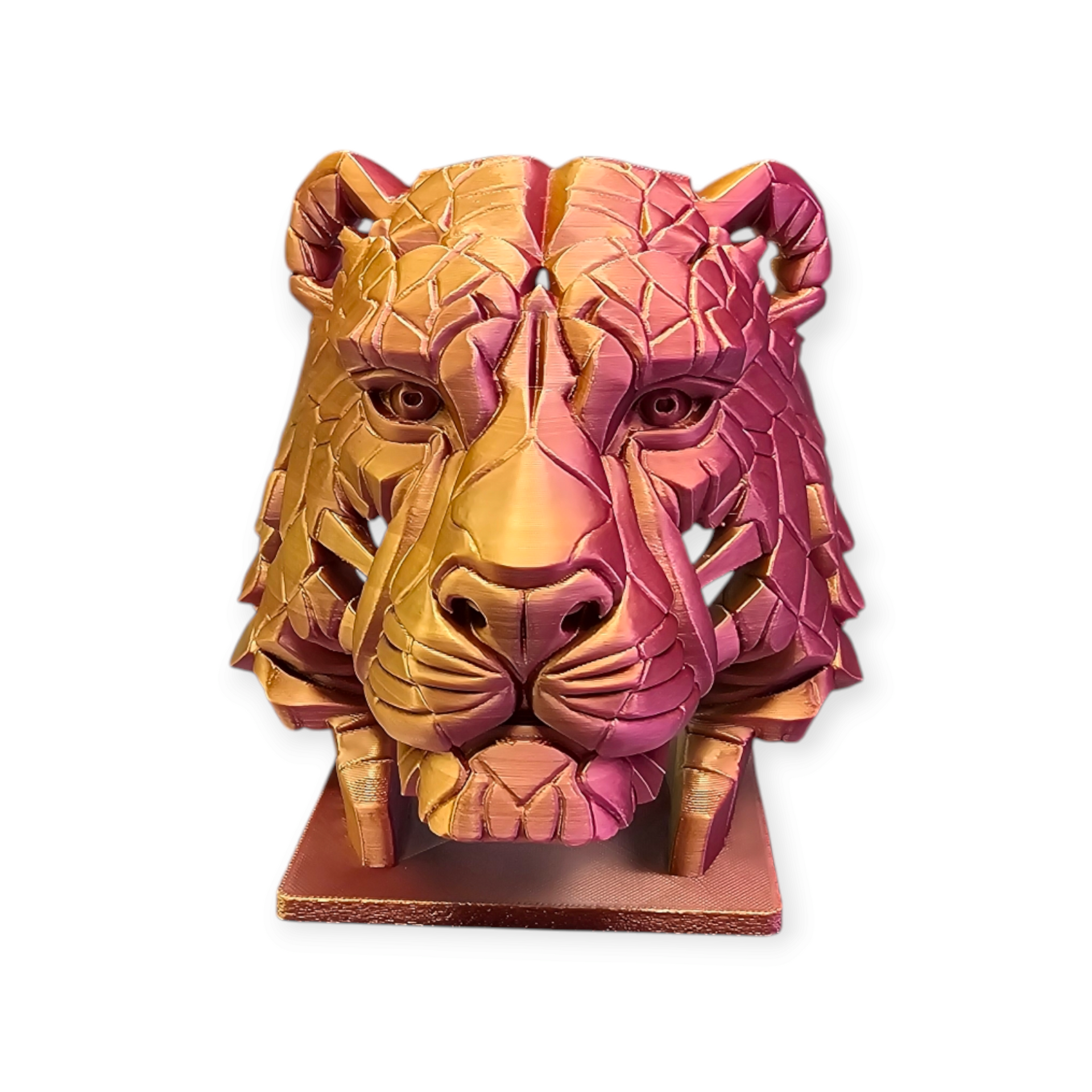 Een gestileerde, 3D-geprinte sculptuur van een tijgerkop met een kleurverloop van metallic blauw, turquoise en koper.