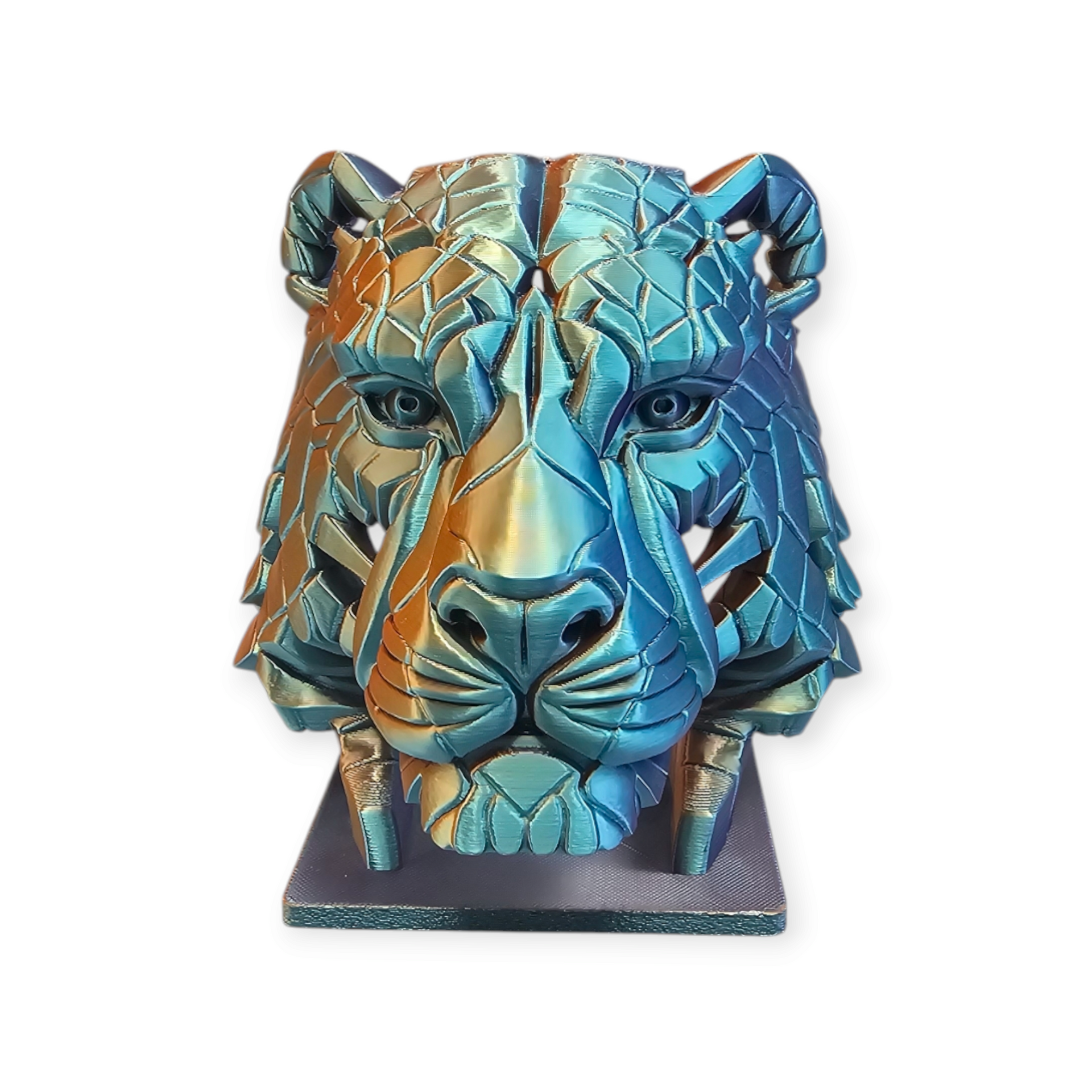 Een gestileerde, 3D-geprinte sculptuur van een tijgerkop met een kleurverloop van metallic blauw, turquoise en koper.
