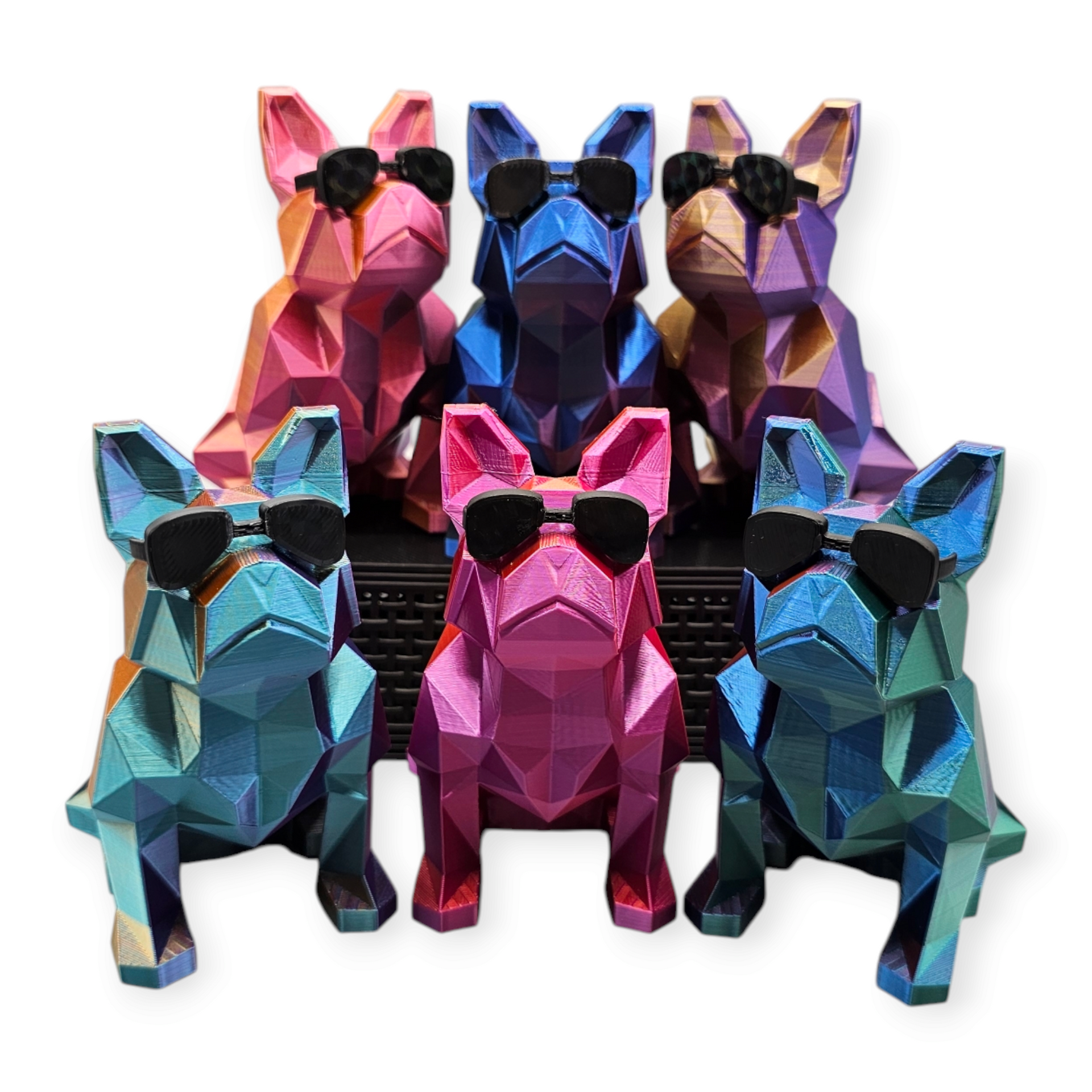 Een groep van zes geometrische bulldogbeelden, elk met een zonnebril op, tentoongesteld in een levendig, veelkleurig palet.