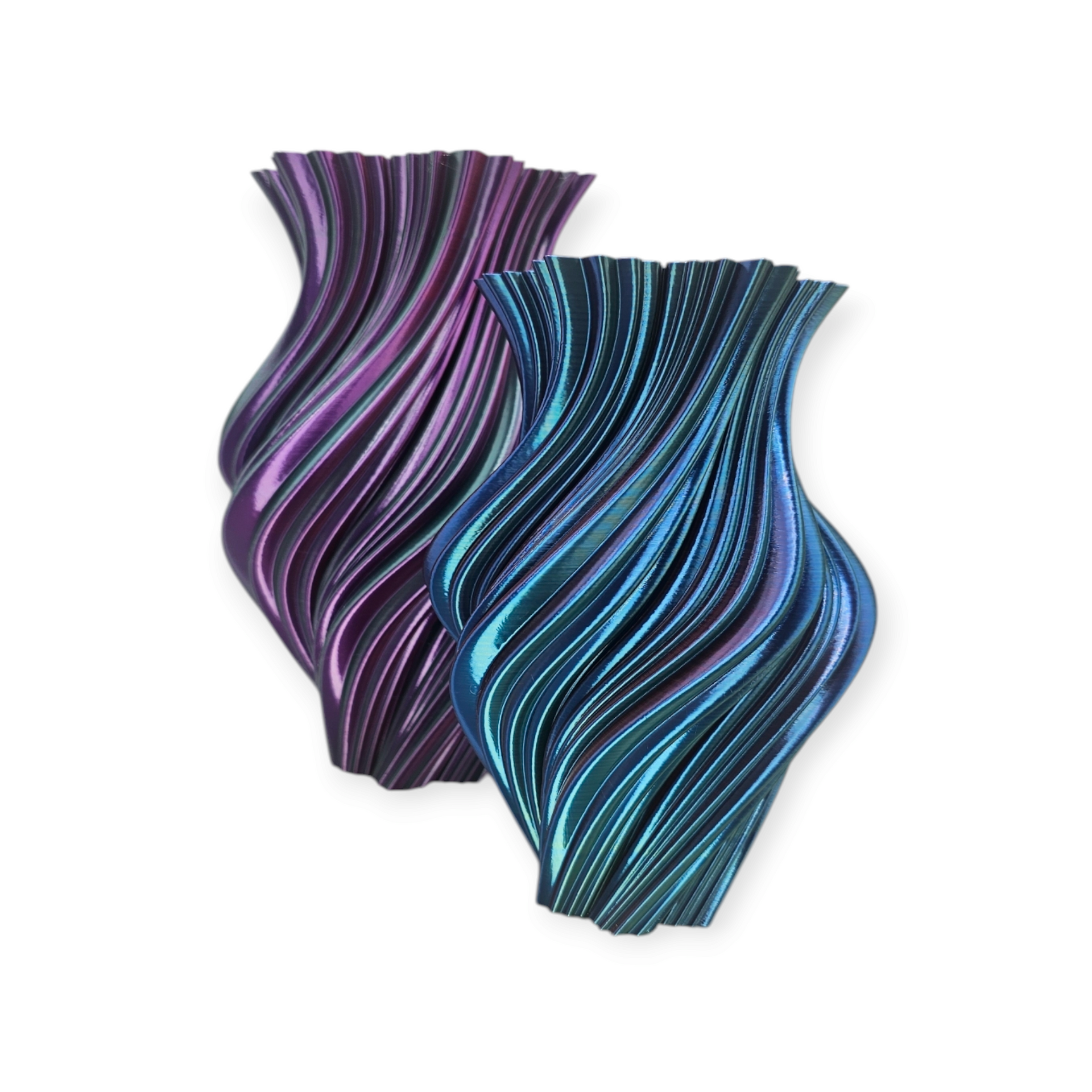 Twee 3D-geprinte vazen met spiraalpatroon, een paarse en een turquoise, geplaatst tegen een effen witte achtergrond.