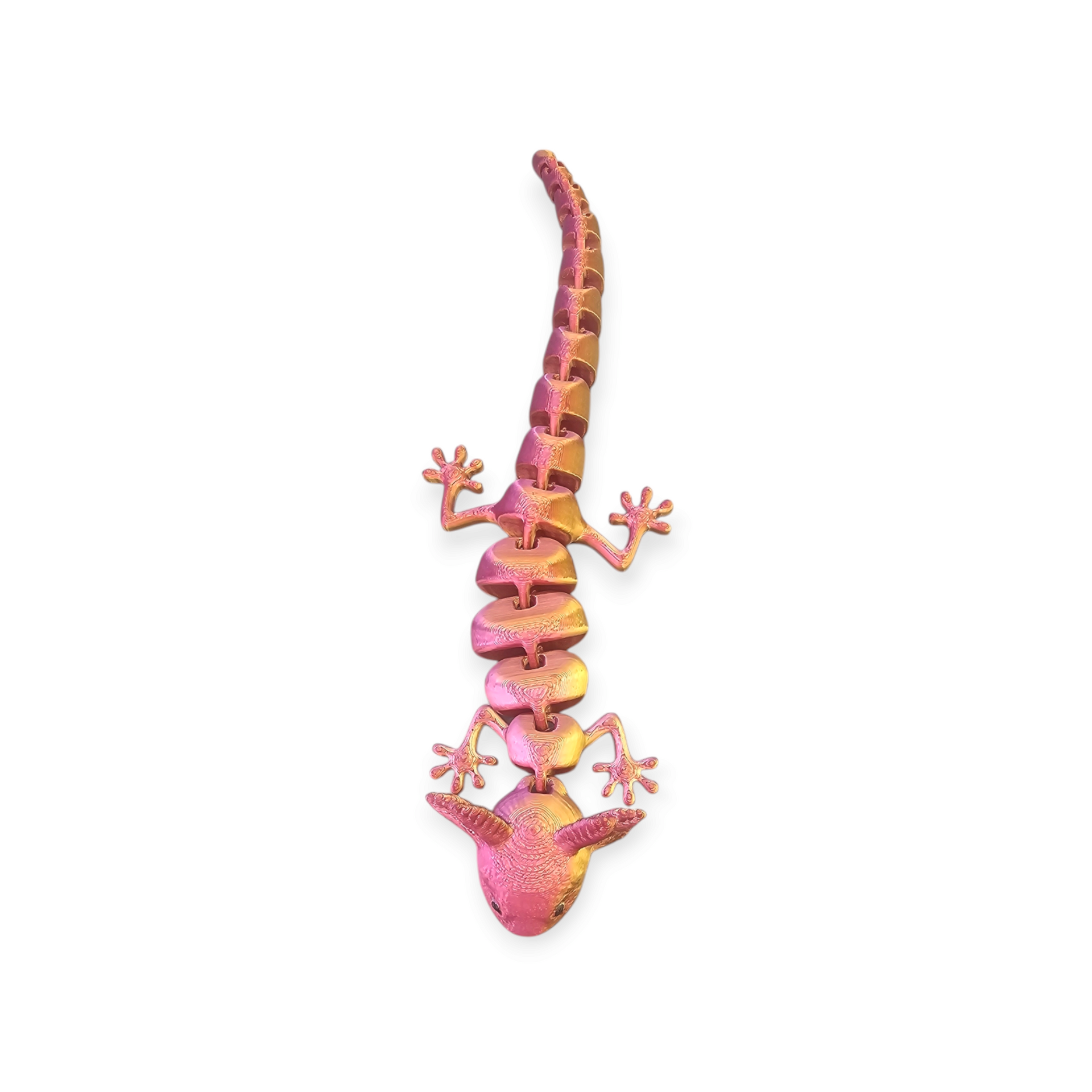 Een beweegbaar, 3D-geprint hagedissenspeelgoed met een gesegmenteerd lichaam en een metallic, roze-gouden kleurovergang.