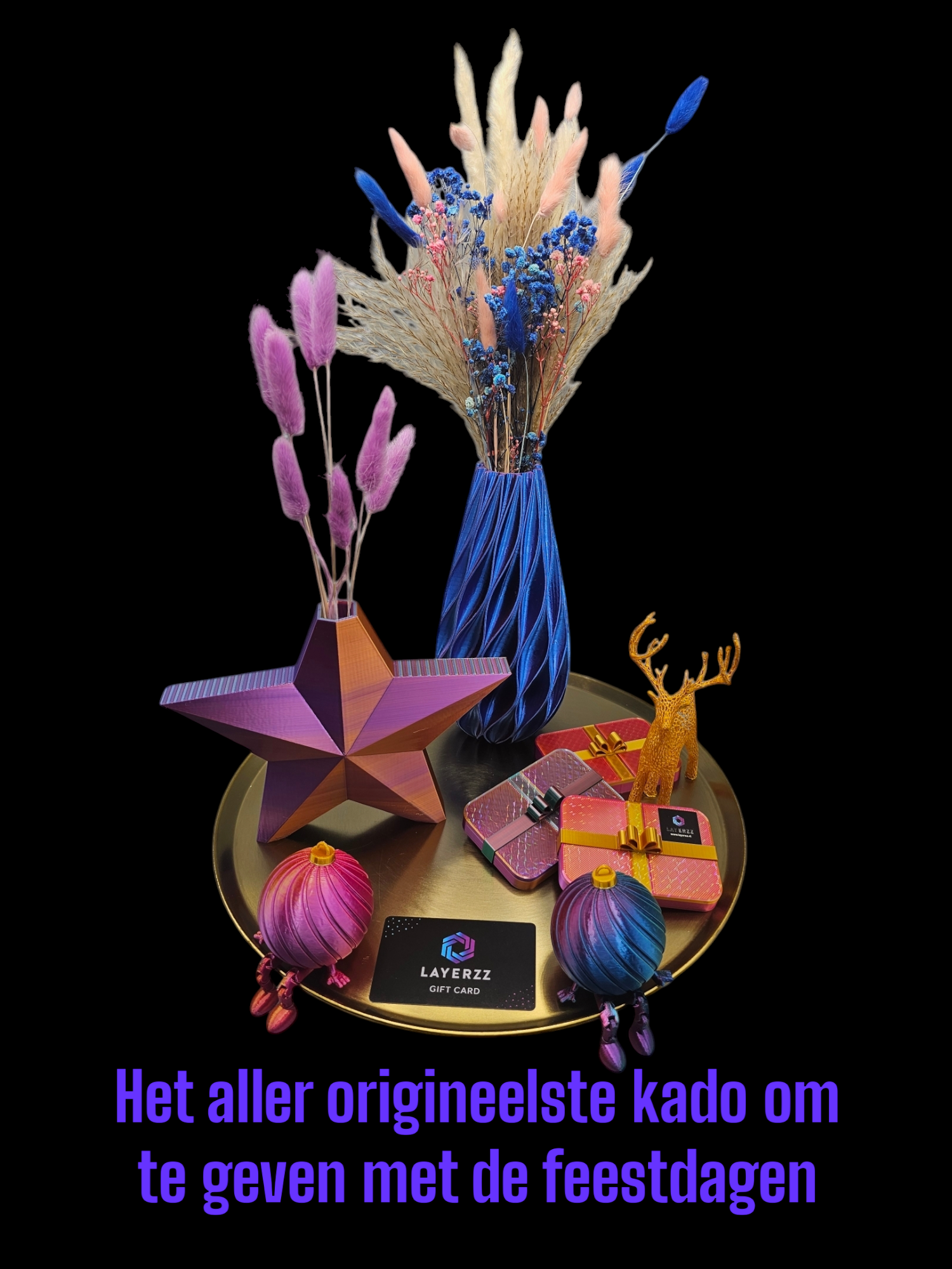 Een arrangement van gedroogde bloemen, cadeautjes en een ster op een gouden dienblad, met de tekst: