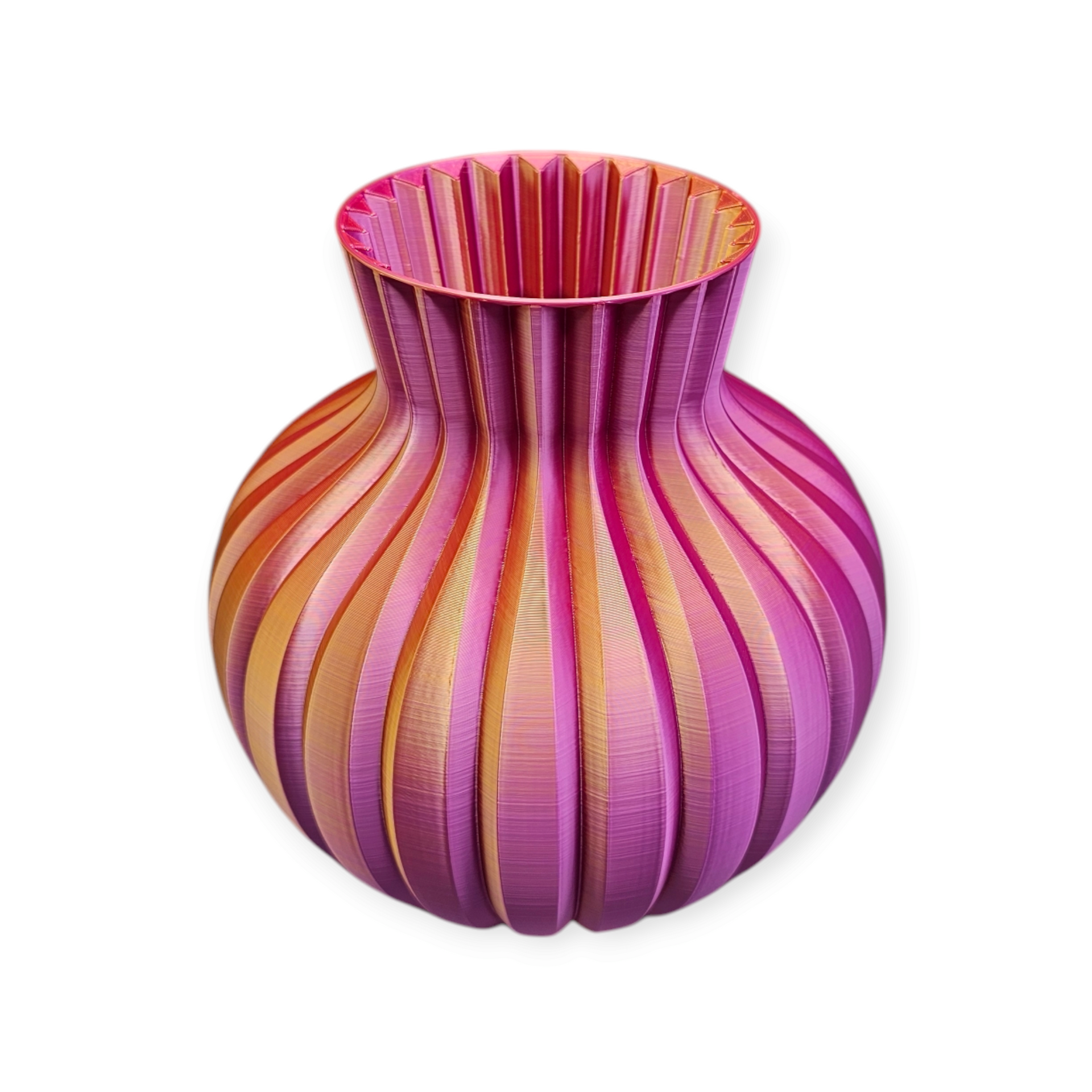 Een 3D-geprinte, bolvormige vaas met een verticale ribbelstructuur en een metallic, iriserende paars-blauwe kleurovergang.