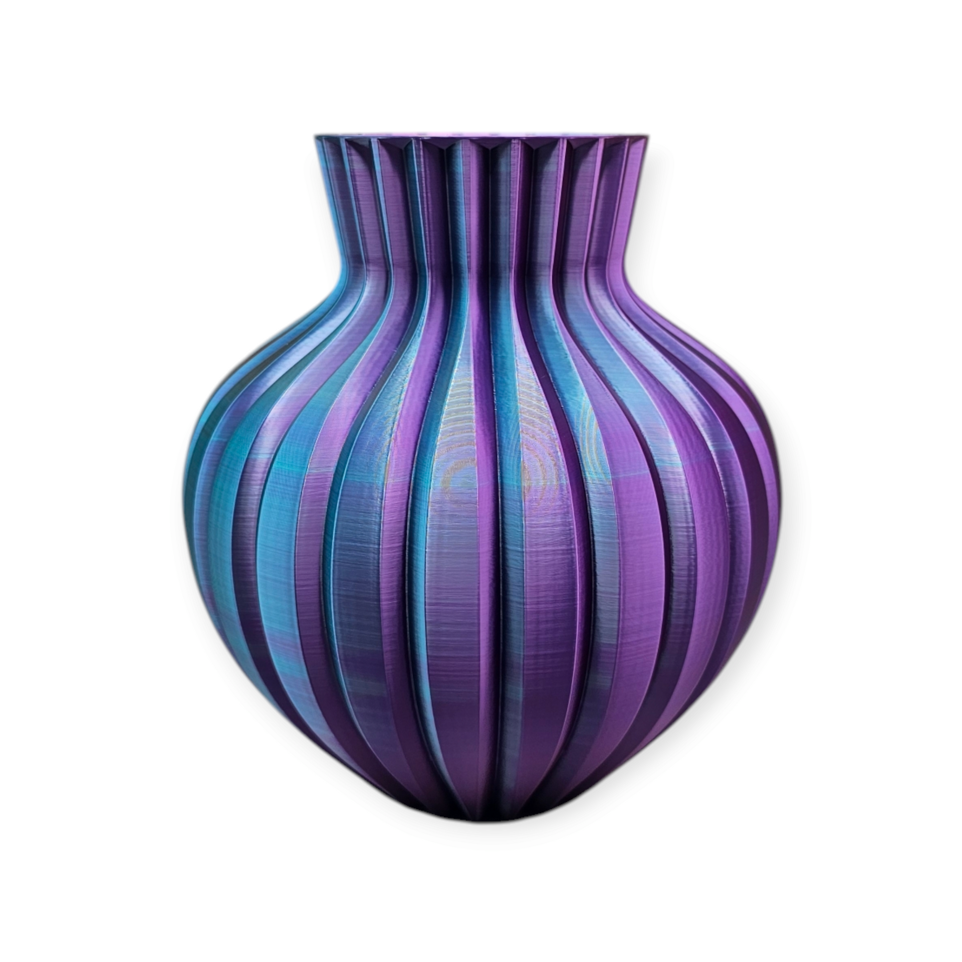 Een 3D-geprinte, bolvormige vaas met een verticale ribbelstructuur en een metallic, iriserende paars-blauwe kleurovergang.