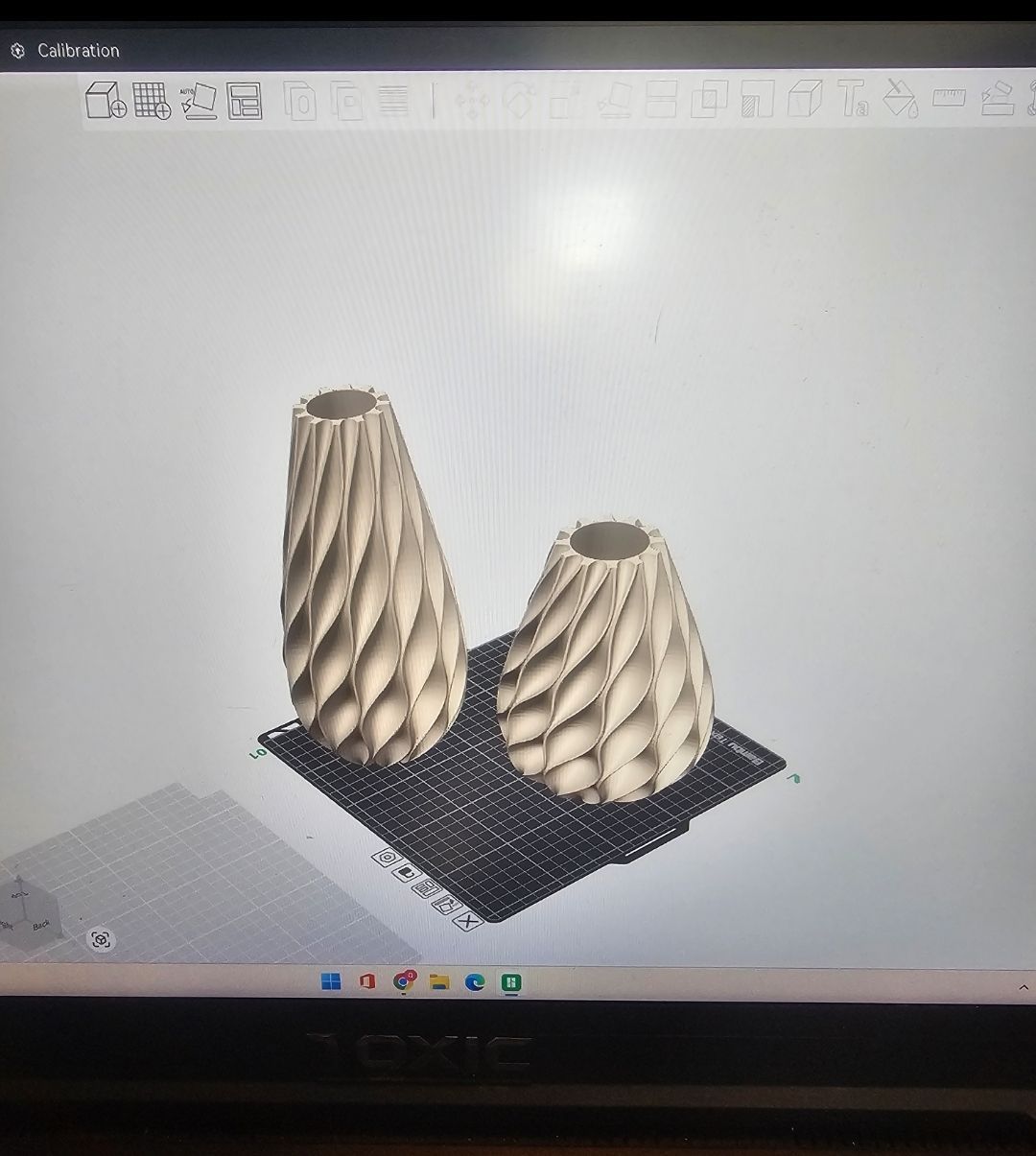 3D-gemodelleerde vazen ​​met spiraalvormige texturen staan ​​op een rastervormig platform tegen een lichtgrijze achtergrond.