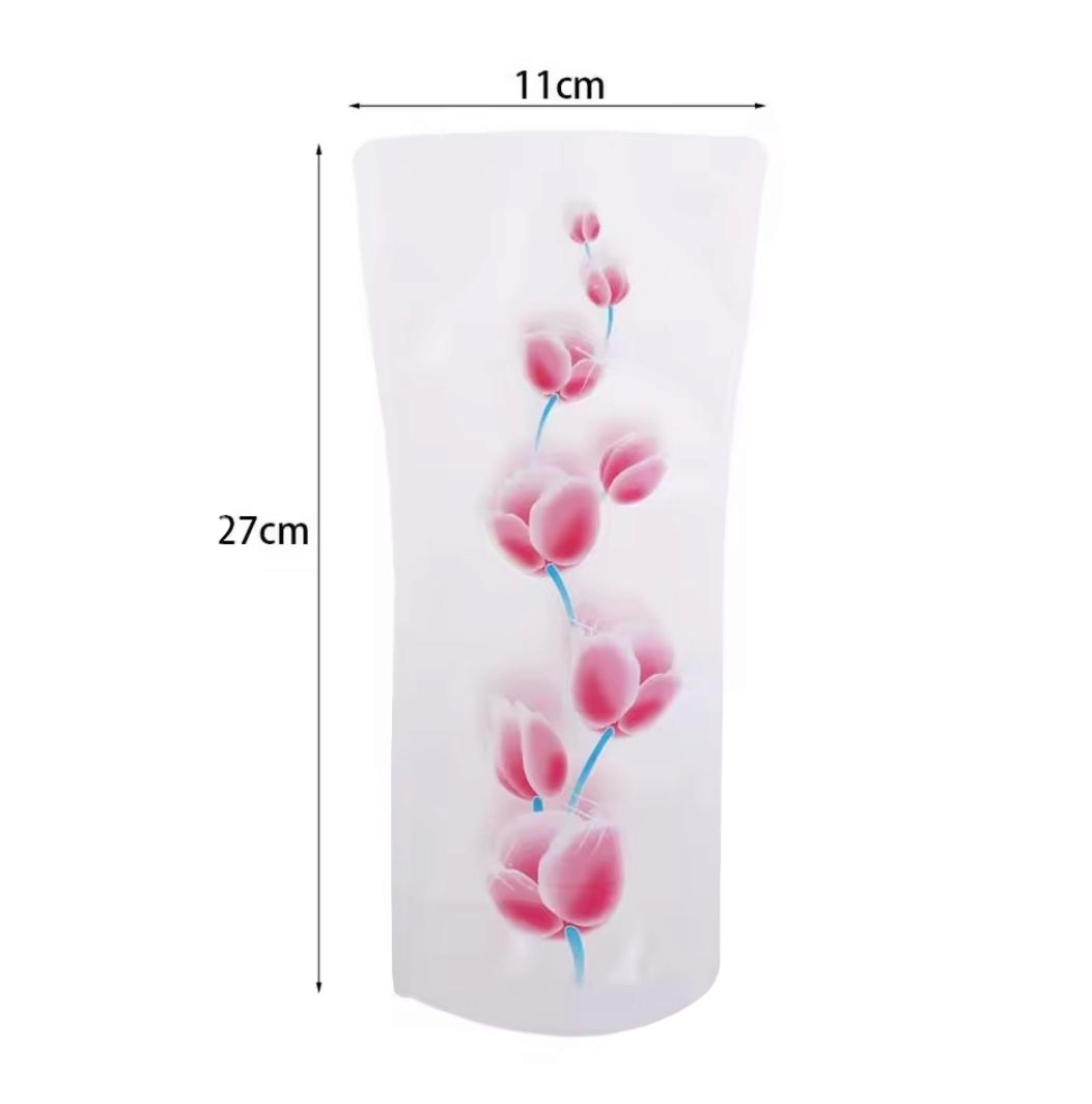 Een doorschijnende, opvouwbare plastic vaas van 11 cm bij 27 cm, versierd met een verticaal patroon van roze tulpachtige bloemen.