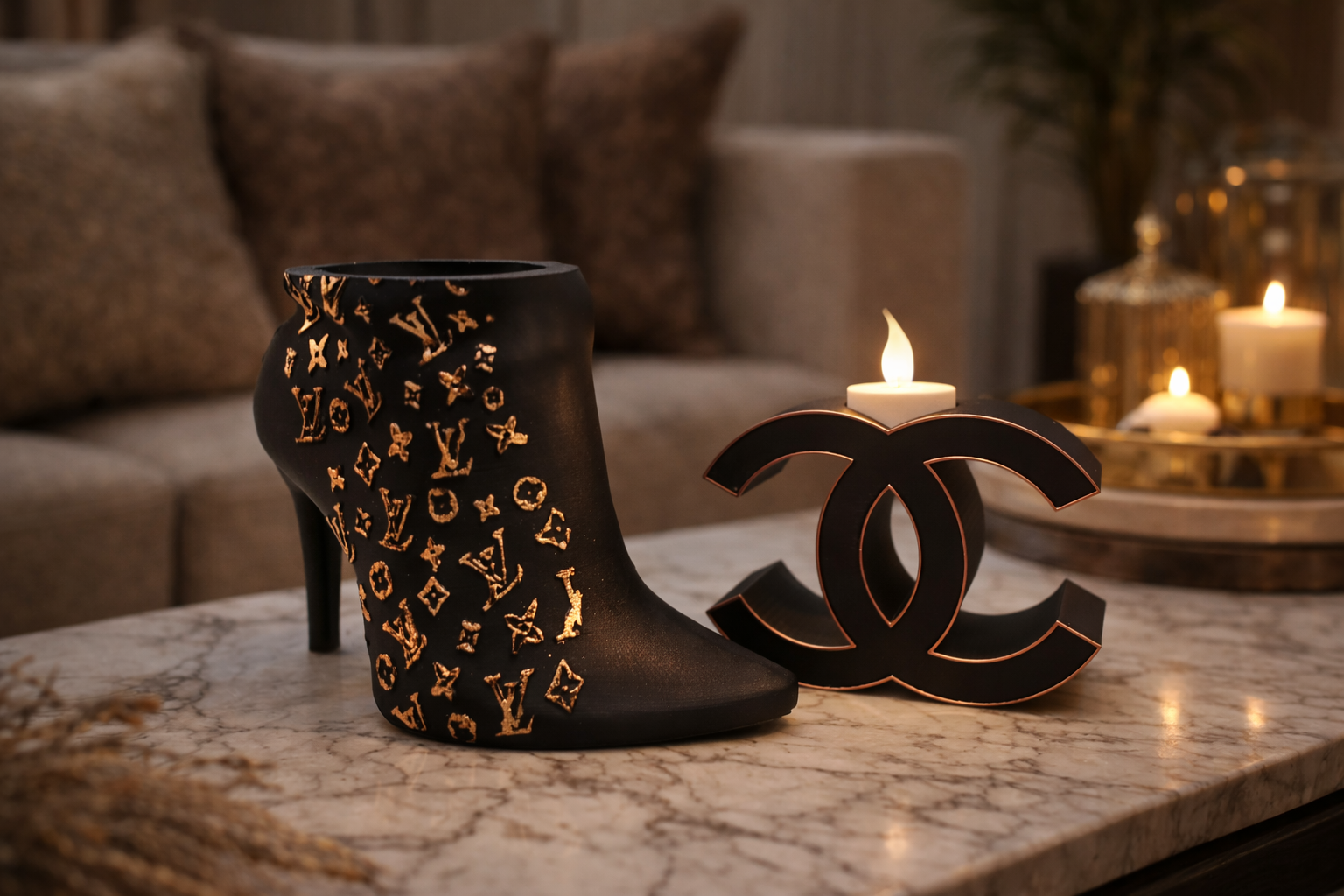Een decoratief dienblad met pampasgras in een geribbelde vaas, een kaars met Chanel-logo en een fles met studs in een gezellige woonkamer.