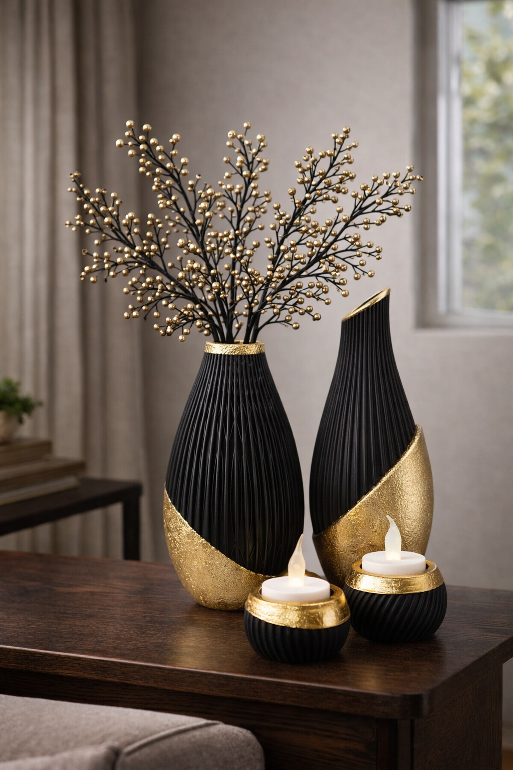 Een decoratieve vaas met een zwarte en gouden textuur staat op een houten ondergrond. De vaas is 18 cm hoog en 9,5 cm breed en de afmetingen zijn aangegeven.
