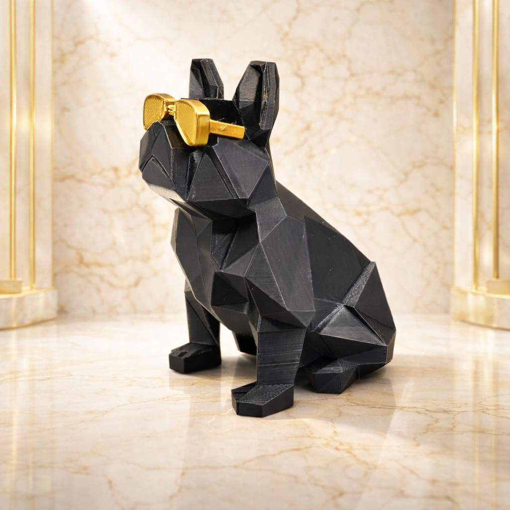 Een zwart, geometrisch vormgegeven beeld van een Franse bulldog met een gouden zonnebril, zittend op een marmeren ondergrond.
