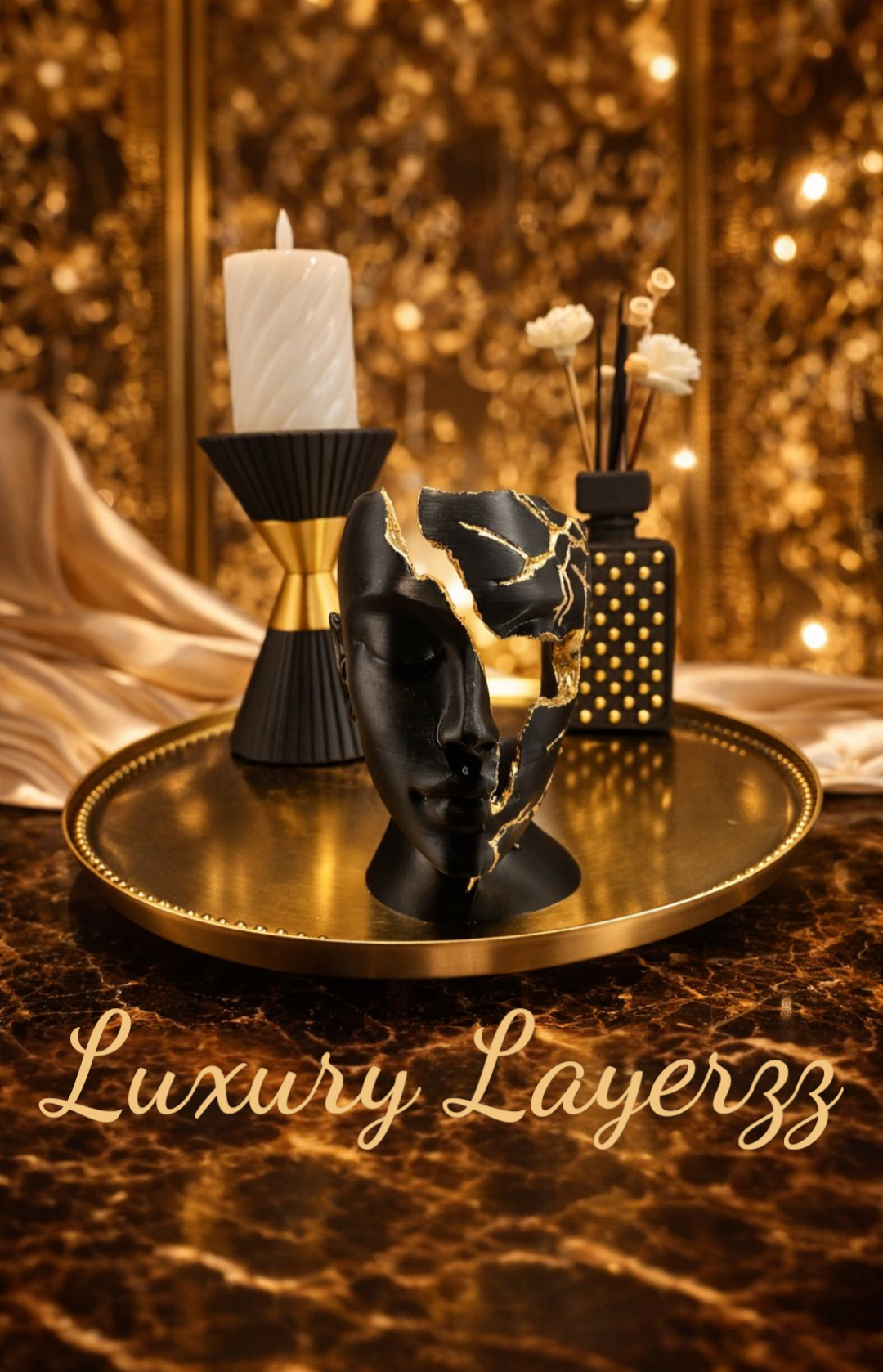 Een rechthoekig zwart parfumflesje met gouden studs, 15 cm hoog, 7 cm breed en 4 cm diep, staat op een wit marmeren oppervlak.