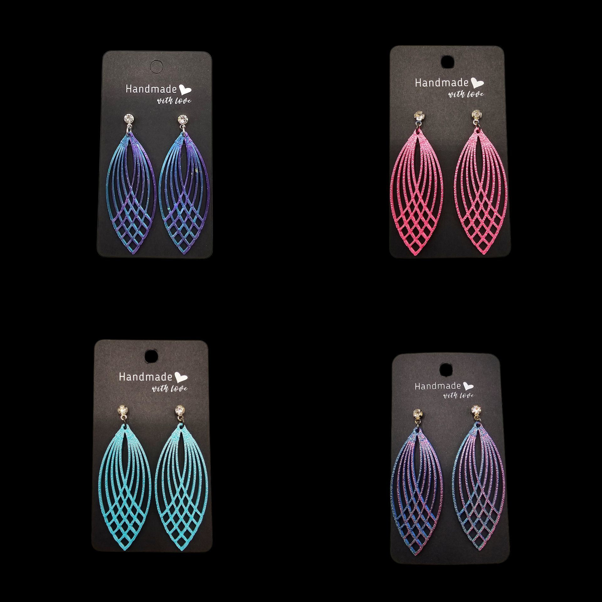 Vier paar hangende, bladvormige oorbellen in blauw, roze, turquoise en paars, gepresenteerd op handgemaakte zwarte oorbelkaartjes.