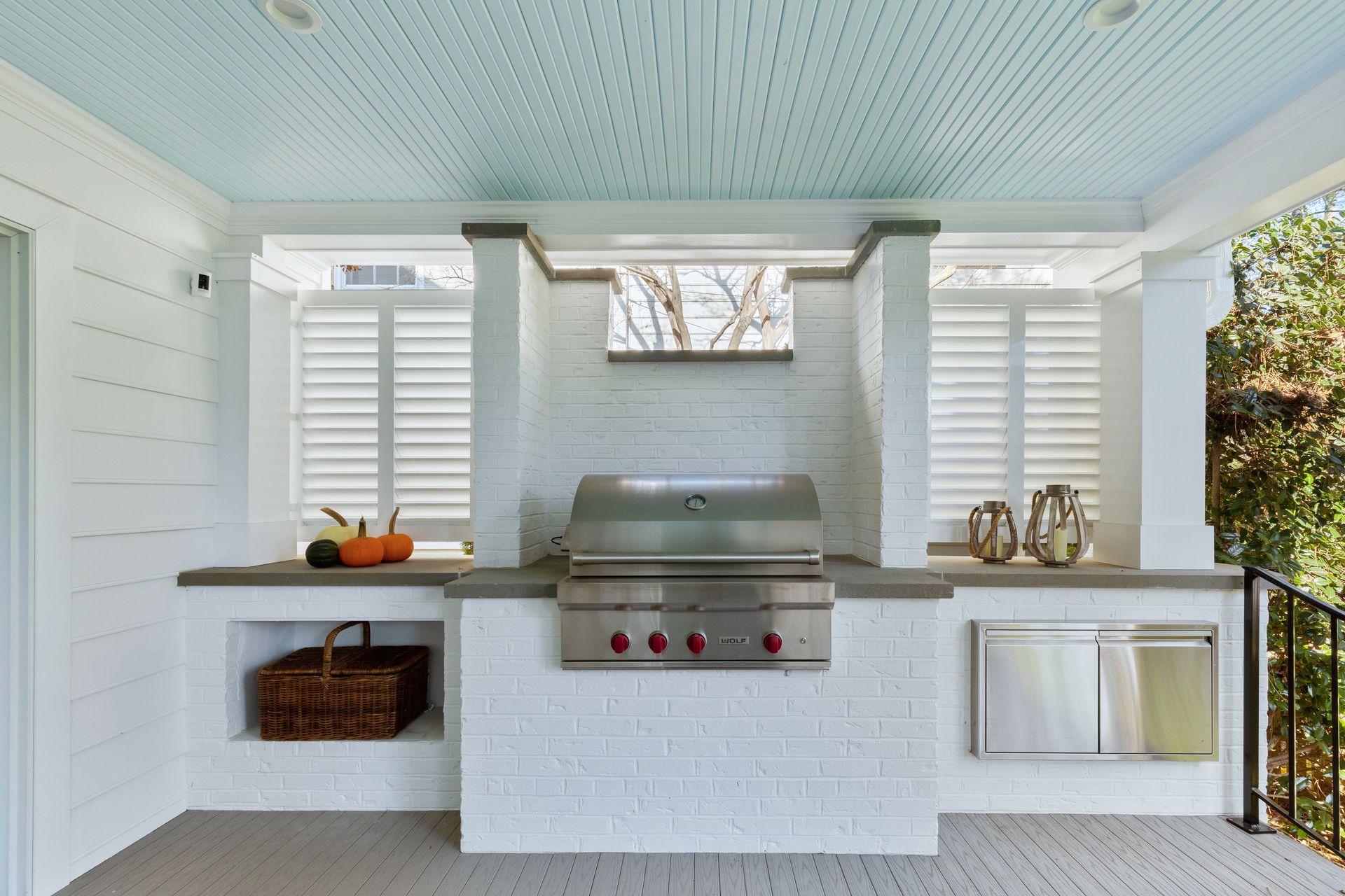 covered outdoor patio with outdoor kitchen