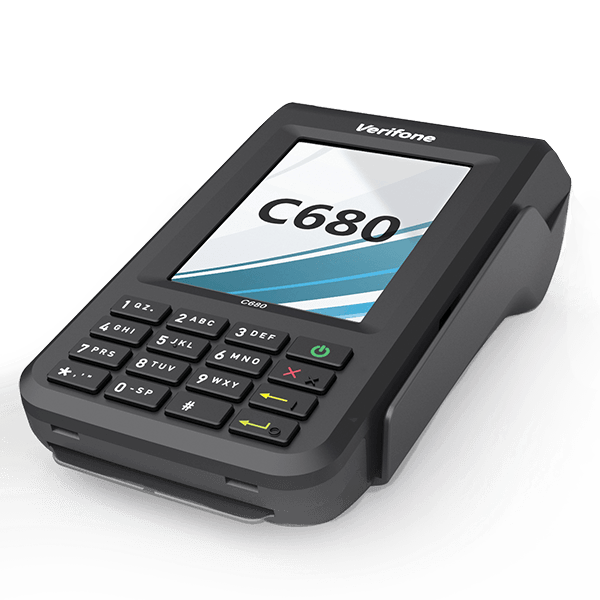 מסוף סליקת אשראי נייד בצבע שחור של חברת Verifone מדגם C680, בעל מסך צבעוני ולוח מקשים פיזי, מצולם על רקע לבן.