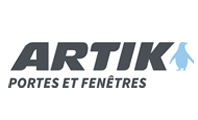 Logo d'Artik Doors and Windows : texte gris foncé et icône de pingouin bleu clair.