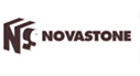 Logo de Novastone, représentant des blocs de pierre empilés et le nom de la marque en brun.