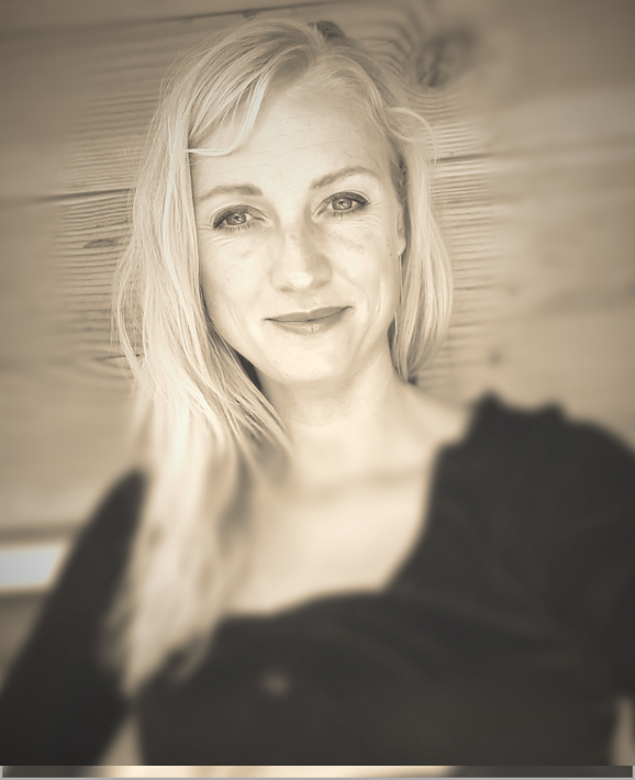 Sepia-getint portret van een lachende blonde vrouw tegen een houten achtergrond. Psychologie
