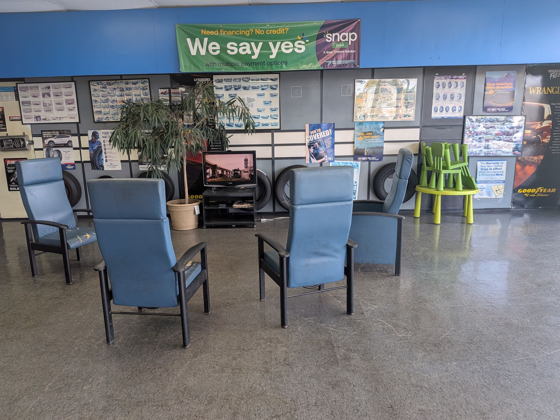 Customer waiting area at Consumer Car Care in Clinton Township, Michigan