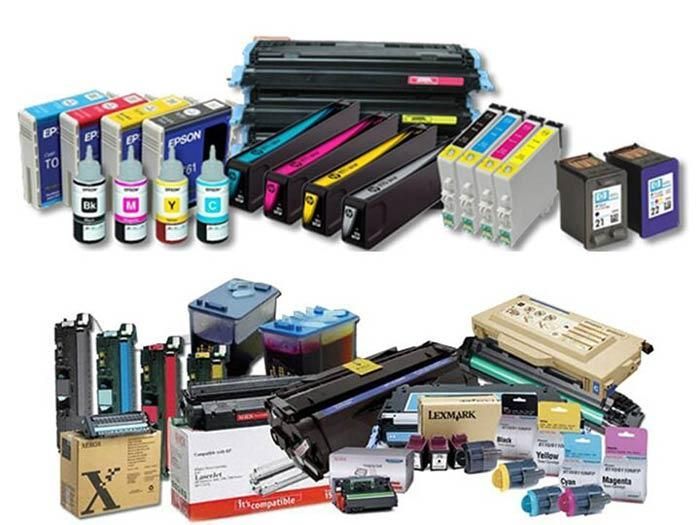 Una variedad de suministros para impresoras, incluidos Lexmark y Epson.