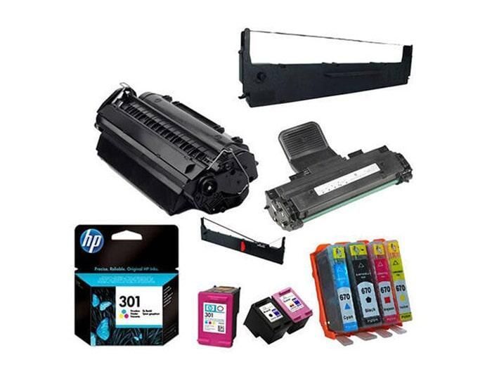 Un grupo de consumibles para impresora, incluido un cartucho de tinta hp 301