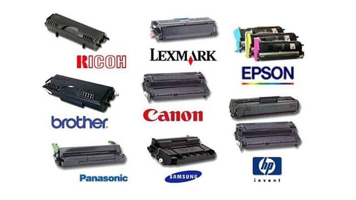 Una variedad de cartuchos de impresora, incluidos lexmark brother canon y epson