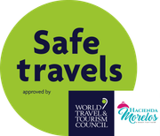 Círculo verde con logo de “Viajes seguros” y “aprobado por “World Travel & Tourism Council” 