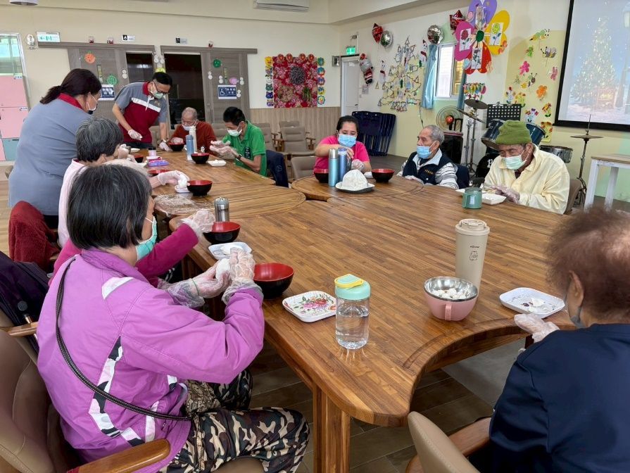 失智社區服務據點的長輩與照顧者互動
