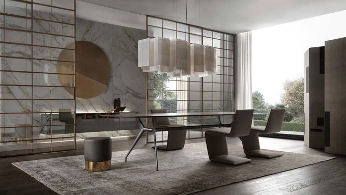 Sala da pranzo moderna e minimalista con ampie finestre, tavolo in legno, sedie dalle forme scultoree e decorazioni dai toni neutri e delicati.