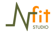 Logotipo de Fit Studio con l&iacute;nea verde y texto naranja "fit".