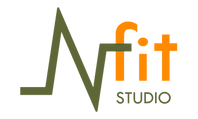 Logotipo de Fit Studio con l&iacute;nea verde y texto naranja "fit".