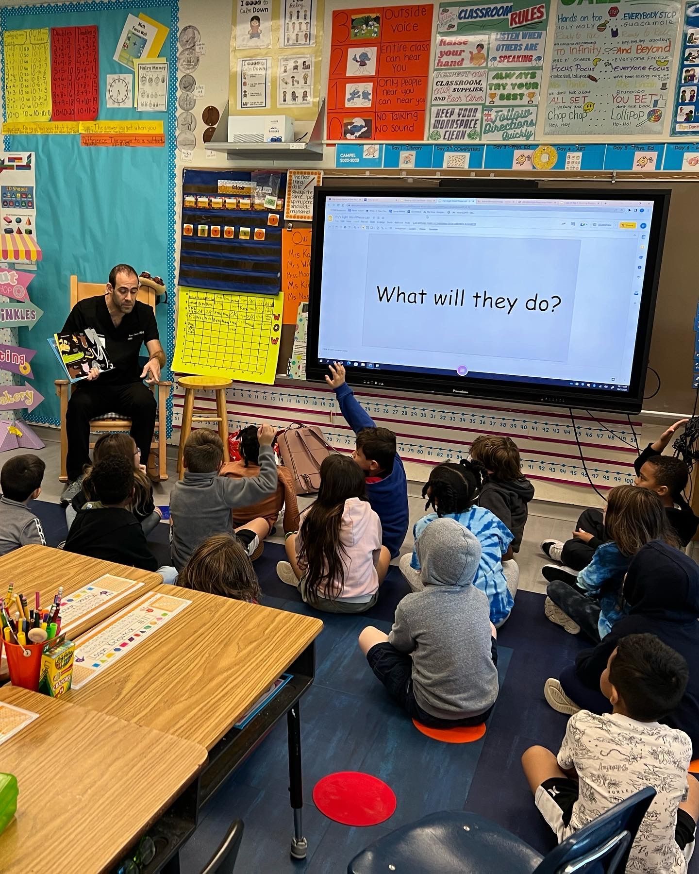 Best Pediatric Orthodontist in New Rochelle 10804 Dr. Chinitz Speaking to Kids at School | Pediatric Orthodontist in New Rochelle 10804