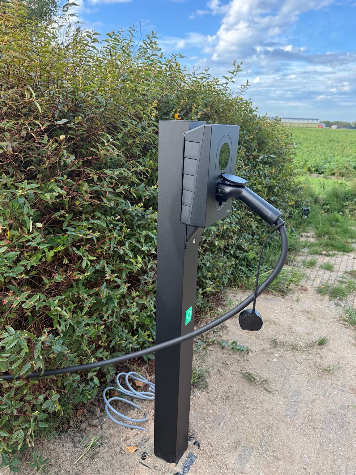 Zaptec Go 2 laadpaal op een vrijstaande paal