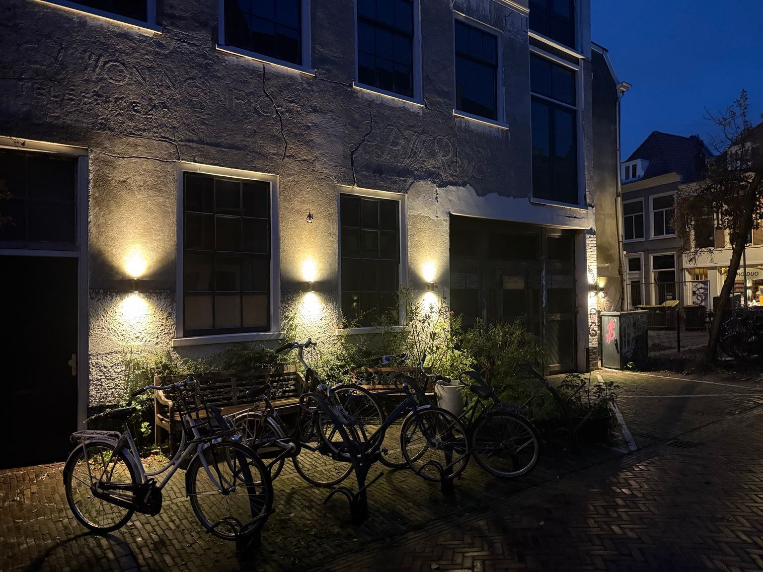 Warme gevelverlichting bij een pand in de binnenstad van Haarlem