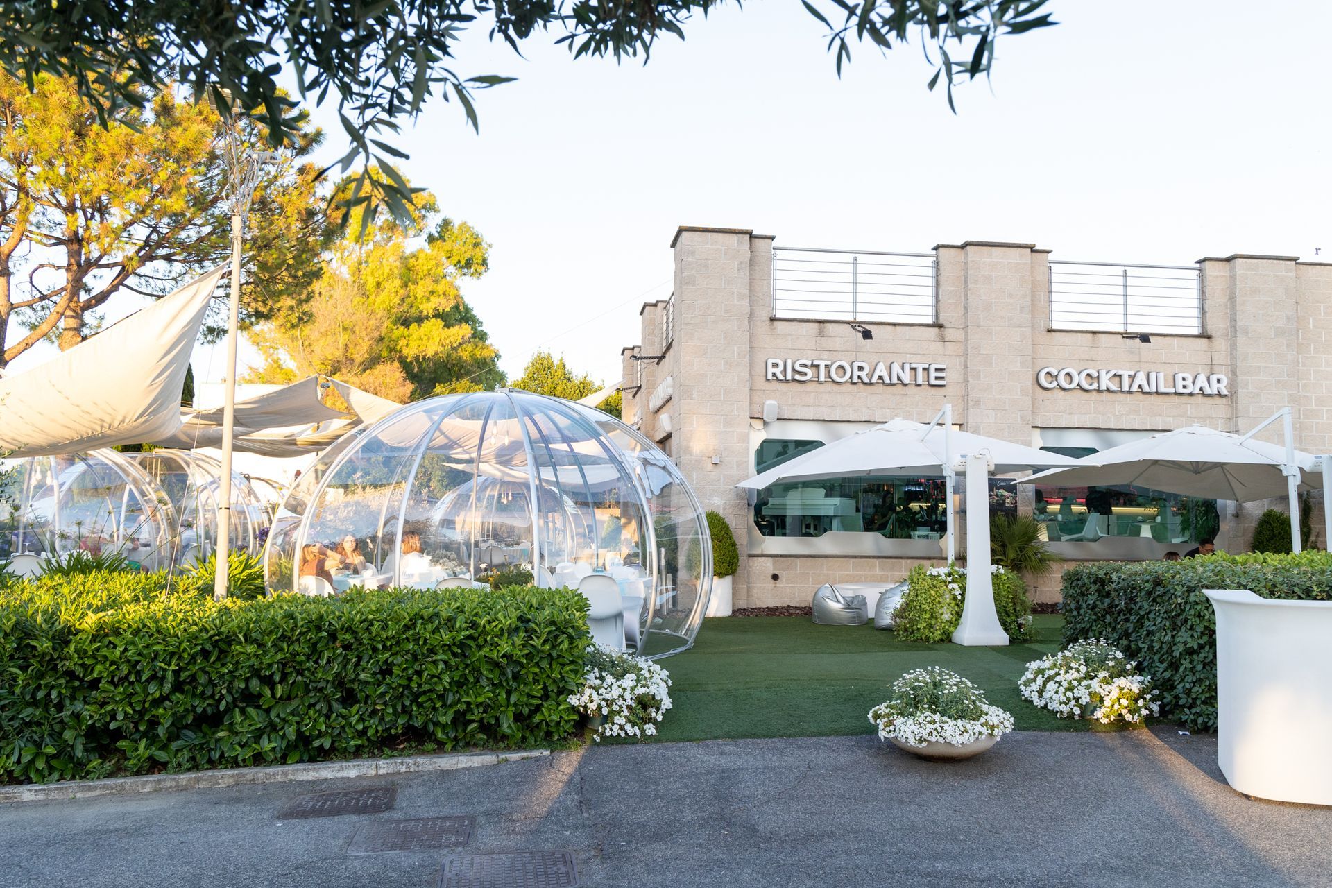 Foto del Class Ristorante Cocktail Bar dall'esterno con Igloo Garden