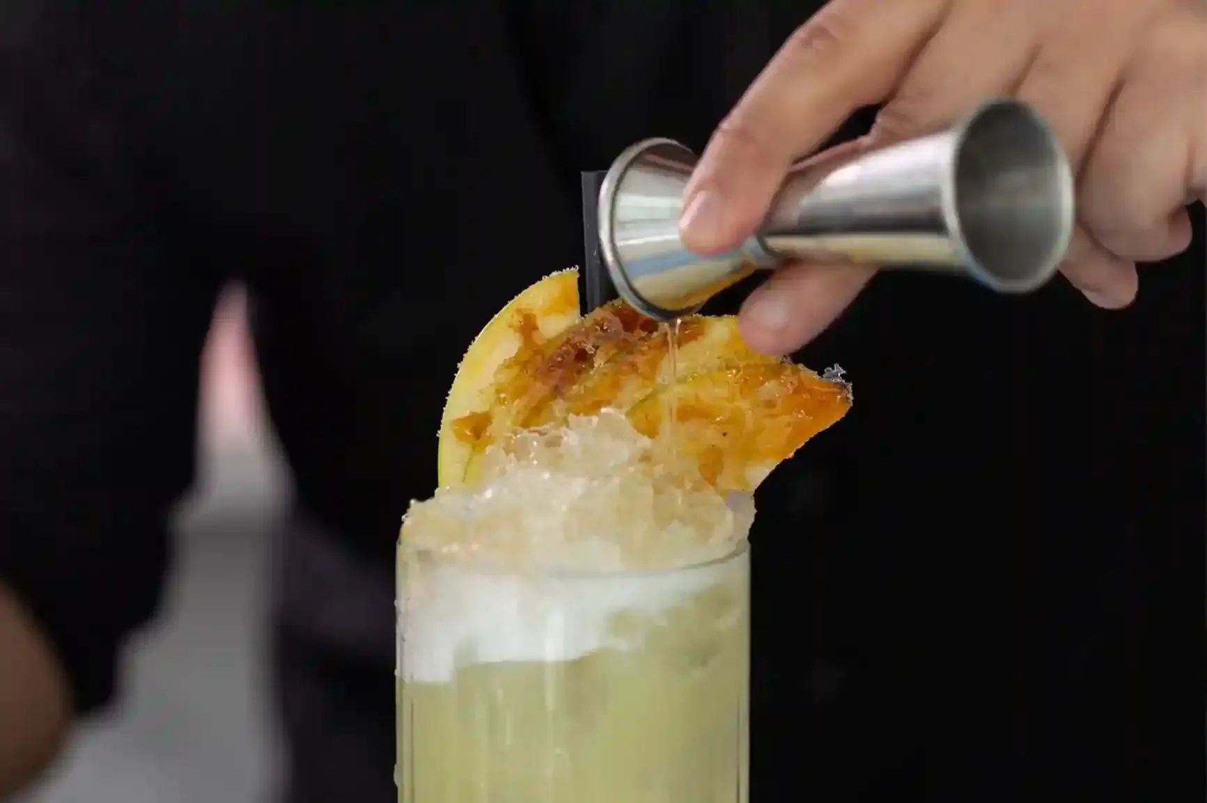 Foto della preparazione di un cocktail del CLASS Ristorante Cocktail Bar a Roma