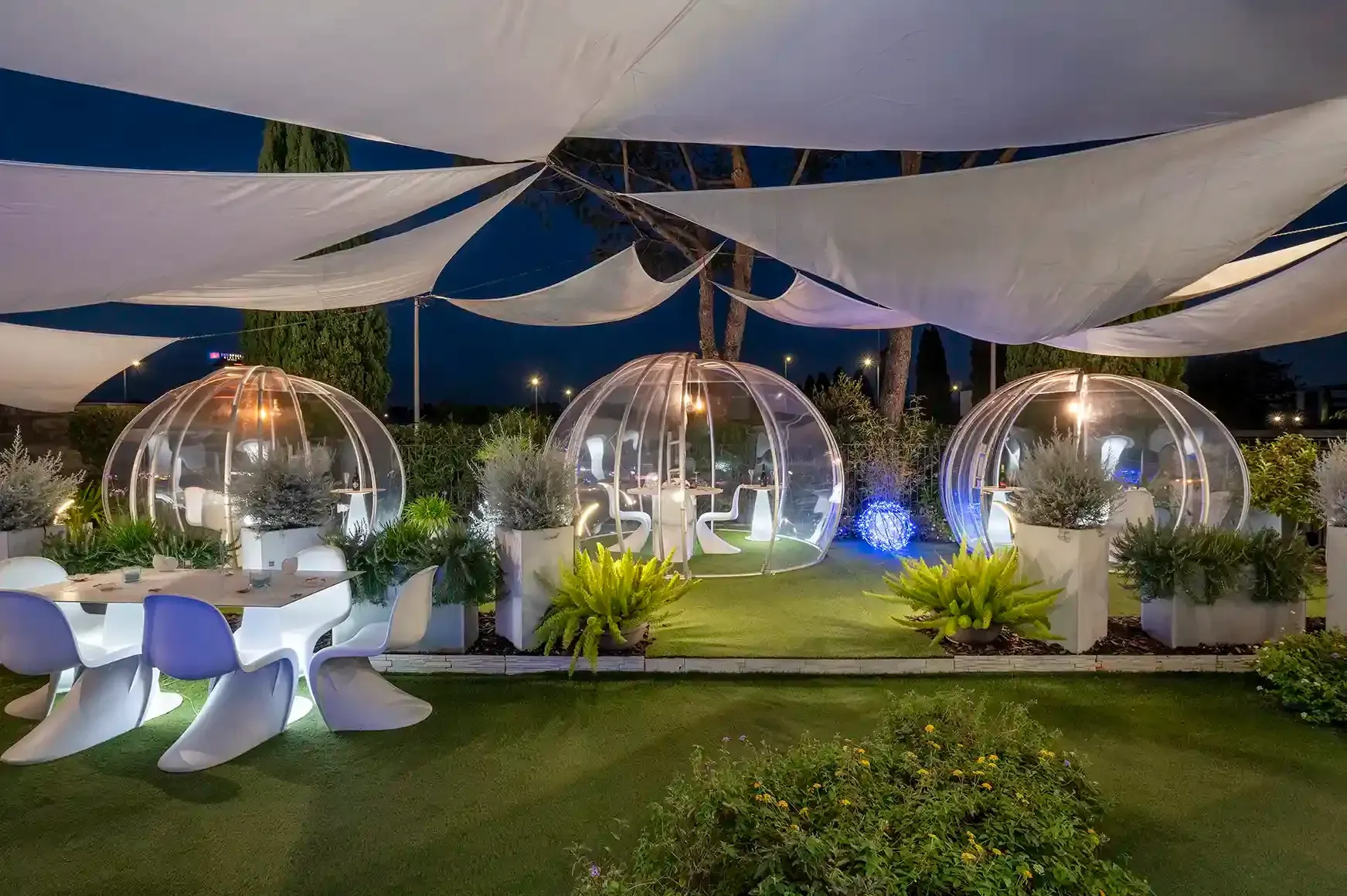 Foto dei tre igloo all'esterno del CLASS Ristorante Roma