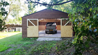 single stable and field shelter