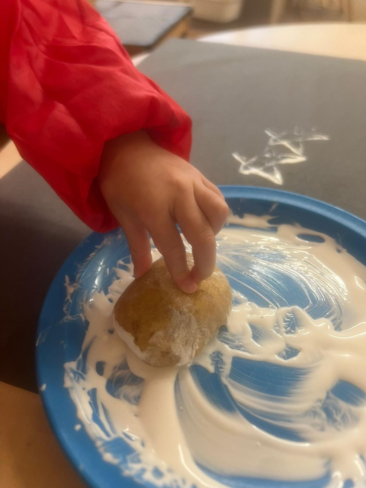 Children making Christmas decorations