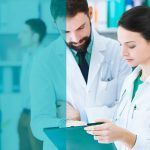 Un uomo e una donna, entrambi professionisti in camice bianco, consultano appunti su un blocco per appunti in una farmacia o in un laboratorio.