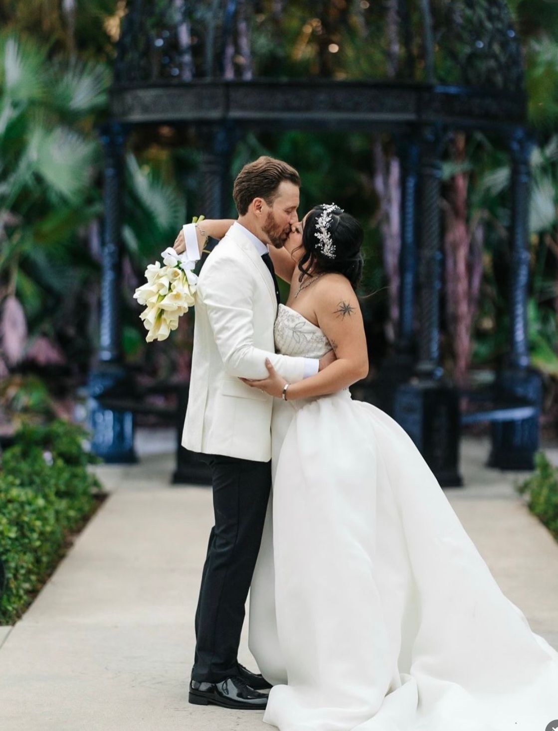 couple kissing in the garden of Benvenuto wedding venue