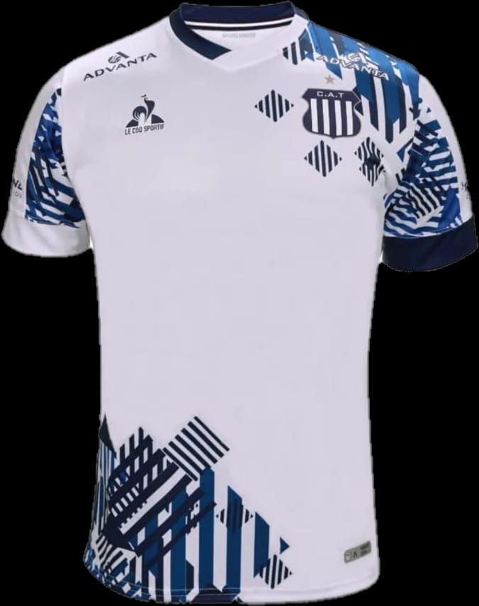 Camiseta de fútbol blanca con detalles en azul marino, logotipo del patrocinador, escudo del equipo y patrones geométricos.