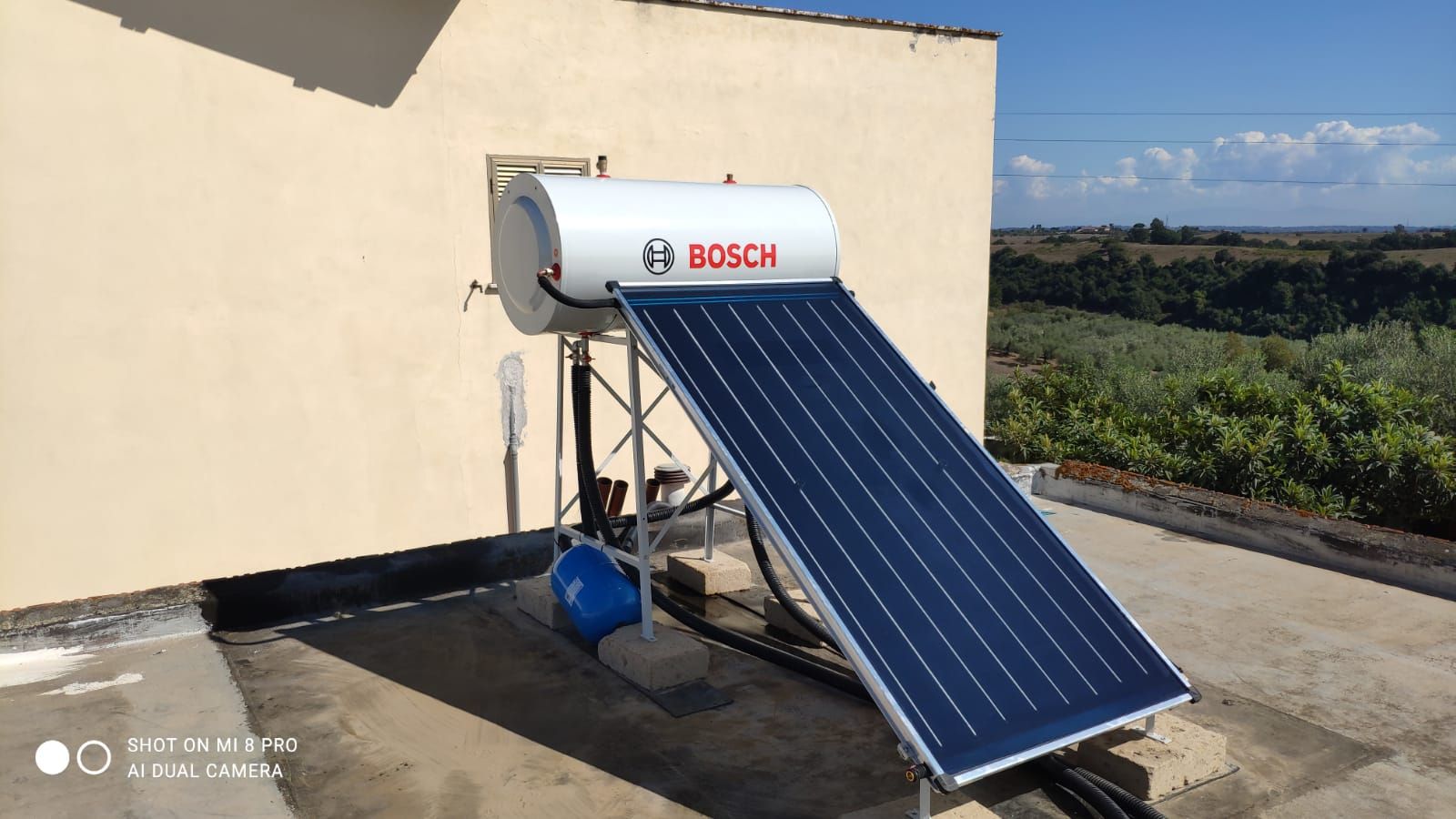 Uno scaldabagno solare Bosch è posizionato sul tetto di un edificio