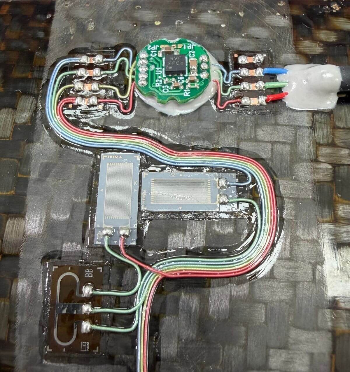 Precise strain gauging on carbon fibre