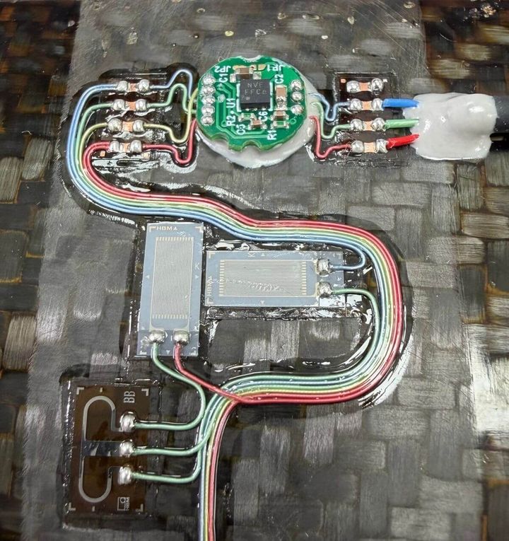 Precise strain gauging on carbon fibre
