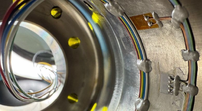 Neat strain gauging installation inside a shaft